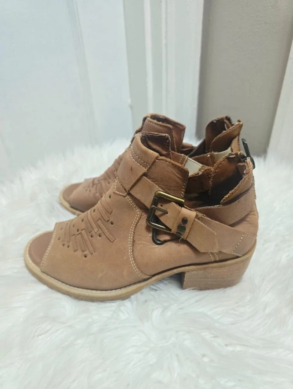 Caterpillar Cat Ankle Tan Leather Boot Buckled Strap and Cut-out Sz 8.5